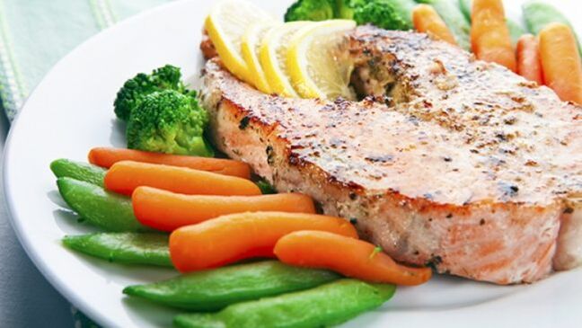 kalaa ja vihanneksia ketogeeniseen ruokavalioon