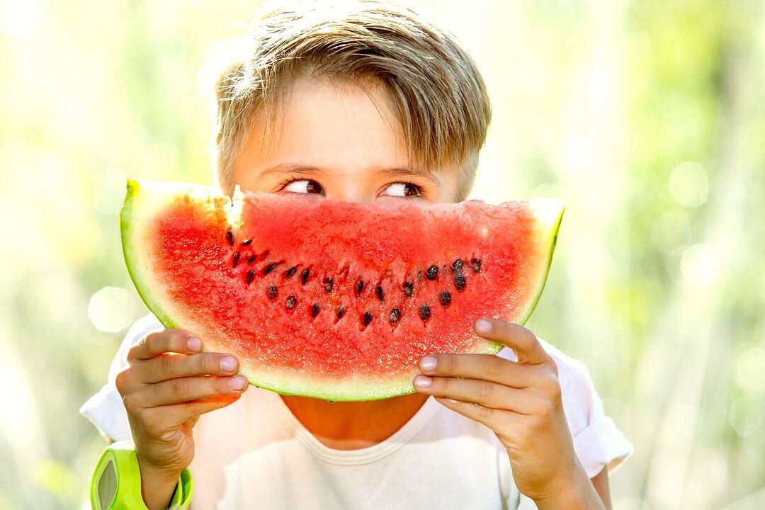 lapsi syö vesimelonia
